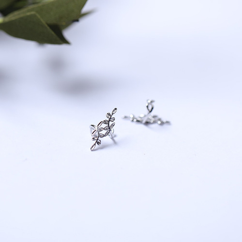 Leaf leaf ear clip without piercing, women's long style Korean simple and fresh forest style retro student ear bone clip