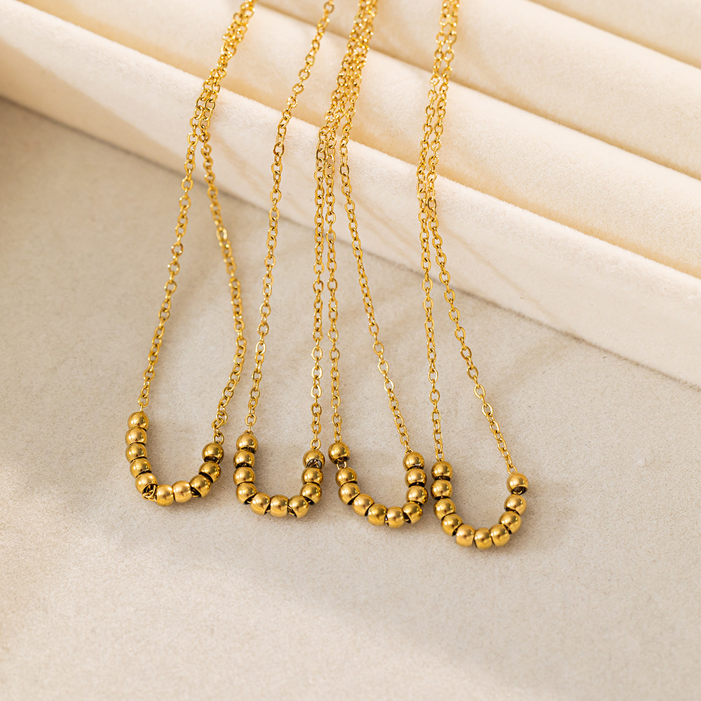 Collar de acero de titanio de perlas de oro perfectas para mujeres retro lujo ligero diseño de nicho nuevo estilo simple y versátil sensación de alta calidad