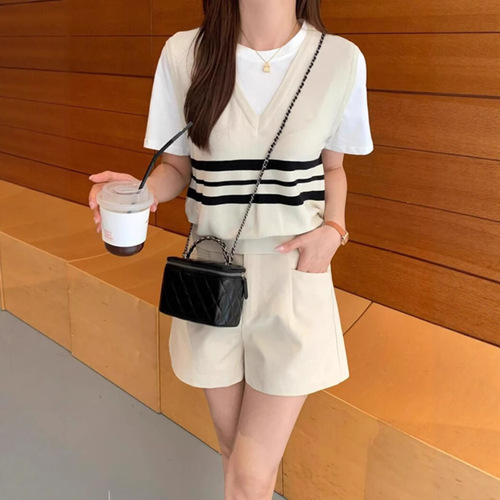 College-style color-block striped faux two-piece ice silk short-sleeve knitted T-shirt for women—perfect for summer, flattering and slimming for petite figures.
