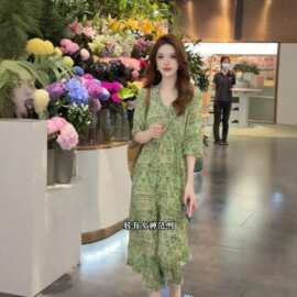 专柜真丝桑蚕丝连衣裙女2026新款时尚 v领收腰碎花气质法式长裙子
