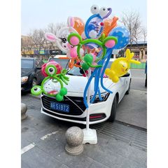 波球風船展示棚を挿して地面に着地した蒸気球スタンドの柱スタンドに屋台を並べて台座の装飾をします。