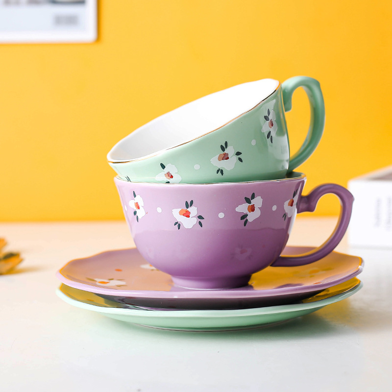 Tazas de café de lujo ligero con cucharas y platos de cerámica para hombres y mujeres de oficina de agua potable rosa lindos tazas de porcelana blanca