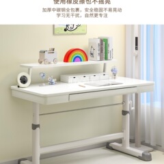 子供の机を昇降させて勉強することができます。