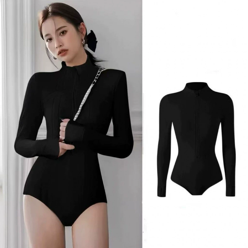 В целом купальник, длин sleeves, быстросохнущие штаны, облегающие, защита от солнца