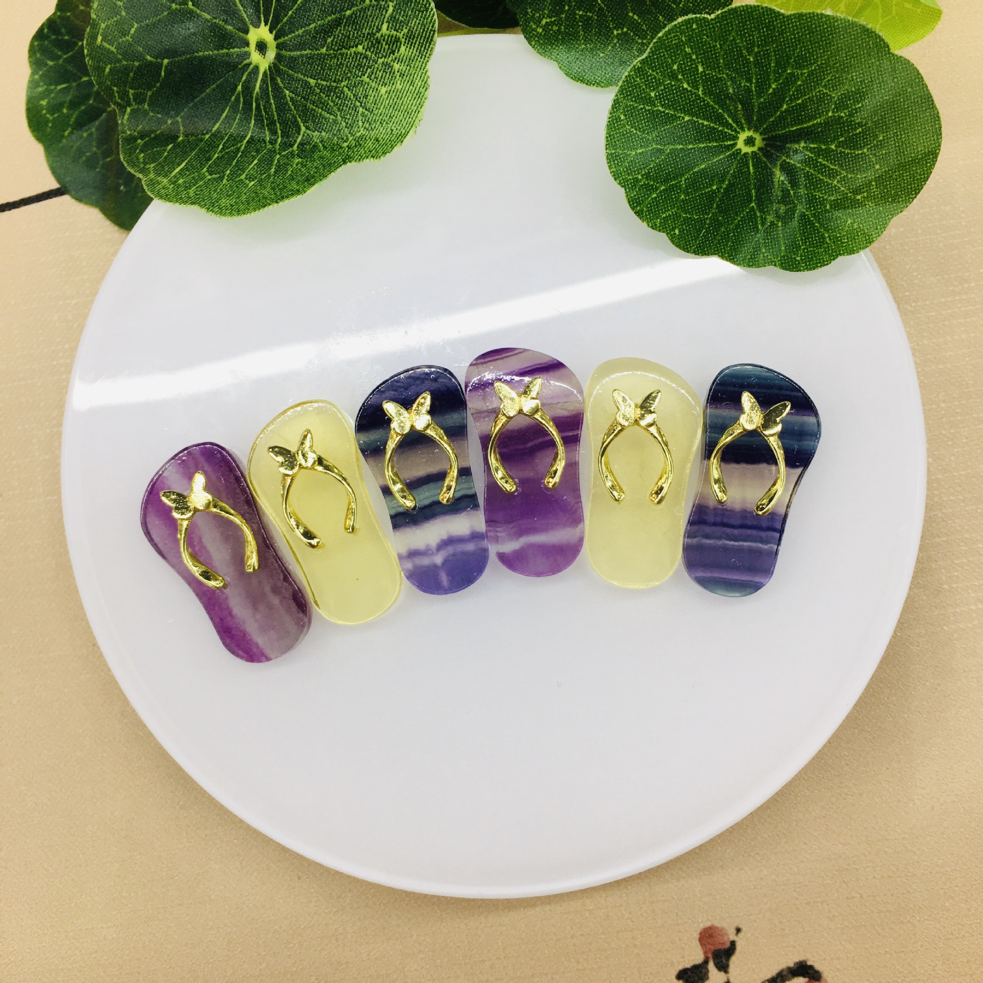 Natural crystal jade colorful fluorite creative new slippers small pendant DIY accessories color random delivery