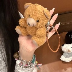 ぬいぐるみの熊のリュックサックはAirPods Proの保護ケースを適用します。