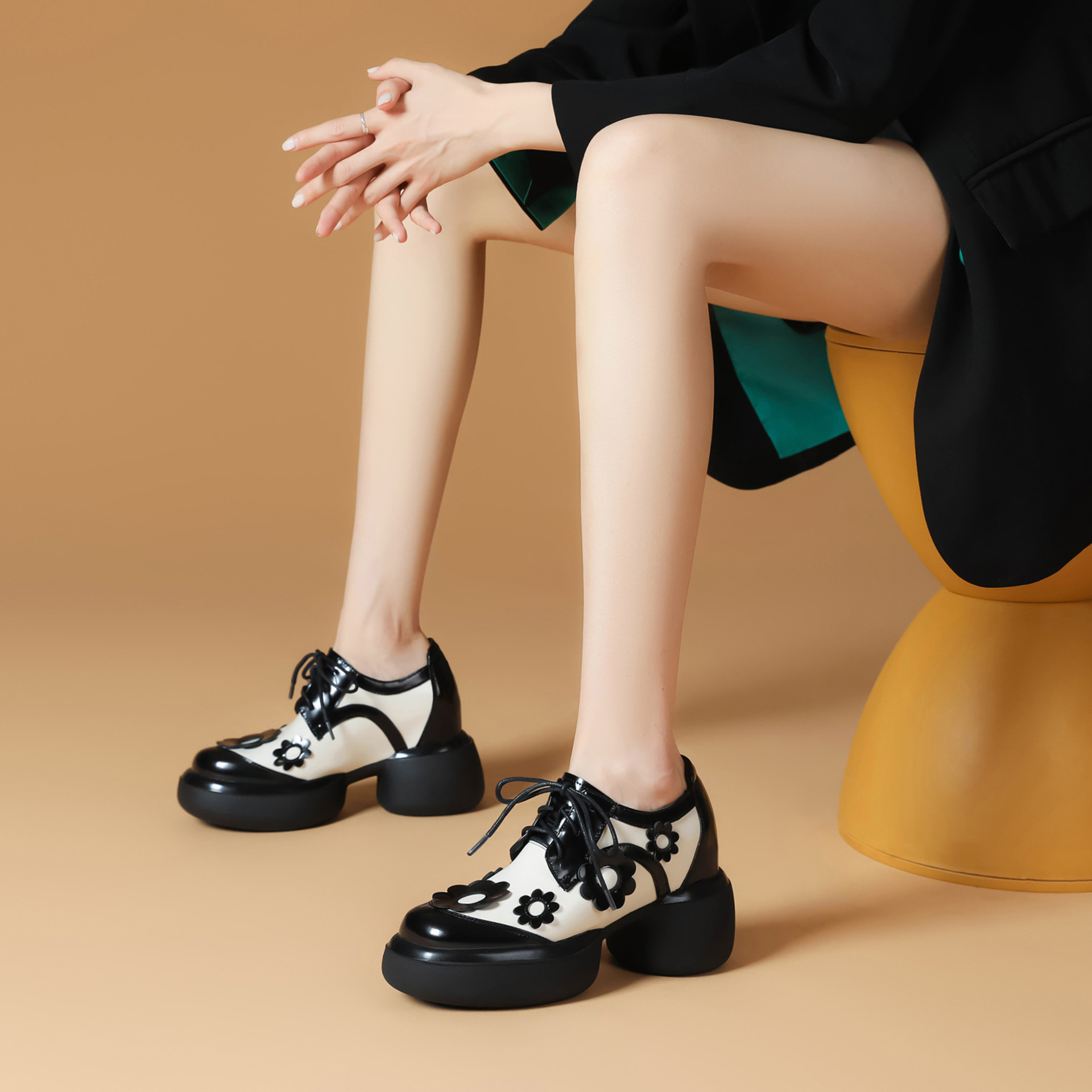 Giày nữ đế xuồng platform mũi tròn buộc dây, gót 10 cm, họa tiết hoa nổi — màu đen chi tiết 1