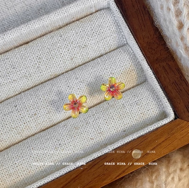 Super Fairy Gradiente Atmósfera Flores Pequeños Pendientes Moda femenina Temperamento Todo fósforo Sentido de alta gama Pendientes de primavera y verano Accesorios para orejas