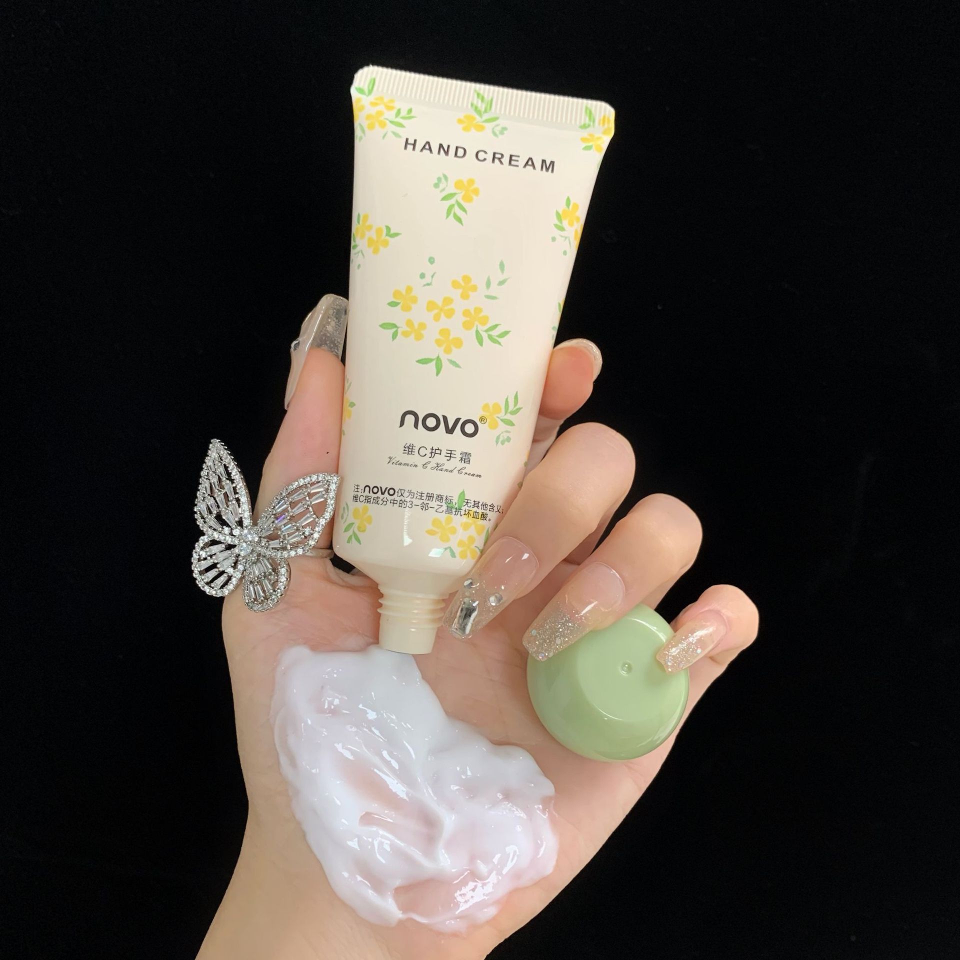 NOVO hand cream is naturally moisturizing, hydrating and hydrating. It is refreshing and non-greasy in autumn and winter. It is small, portable and affordable for students undefined
