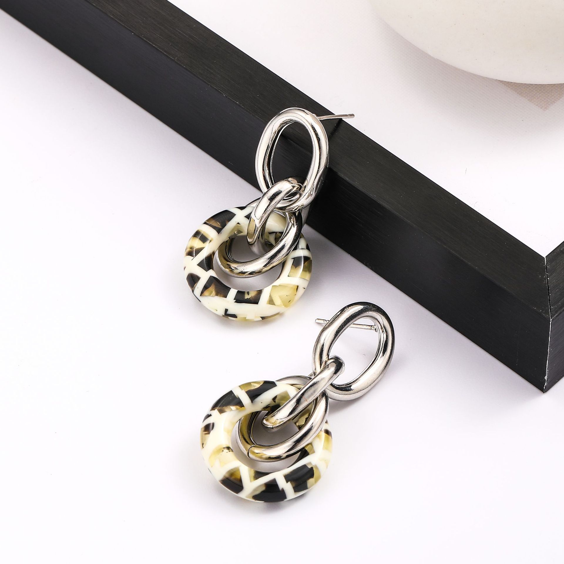 Original Design Round Flower Arylic Women's Drop Earrings display picture 1