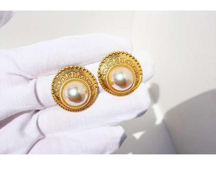 French Vintage Style Round Stud Big Pearl Silver Needle Earrings display picture 3