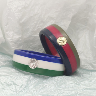 Ӣ���L��֬�Ƕѩ�����C �W���r�и��Ӳ�ɫ�l�y��羳���u�Ʒ