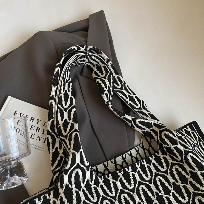 Knitted bags are fashionable and versatile. Knitted tote handbags are new large-capacity shopping bags for women. Single-shoulder bags are new for office workers undefined