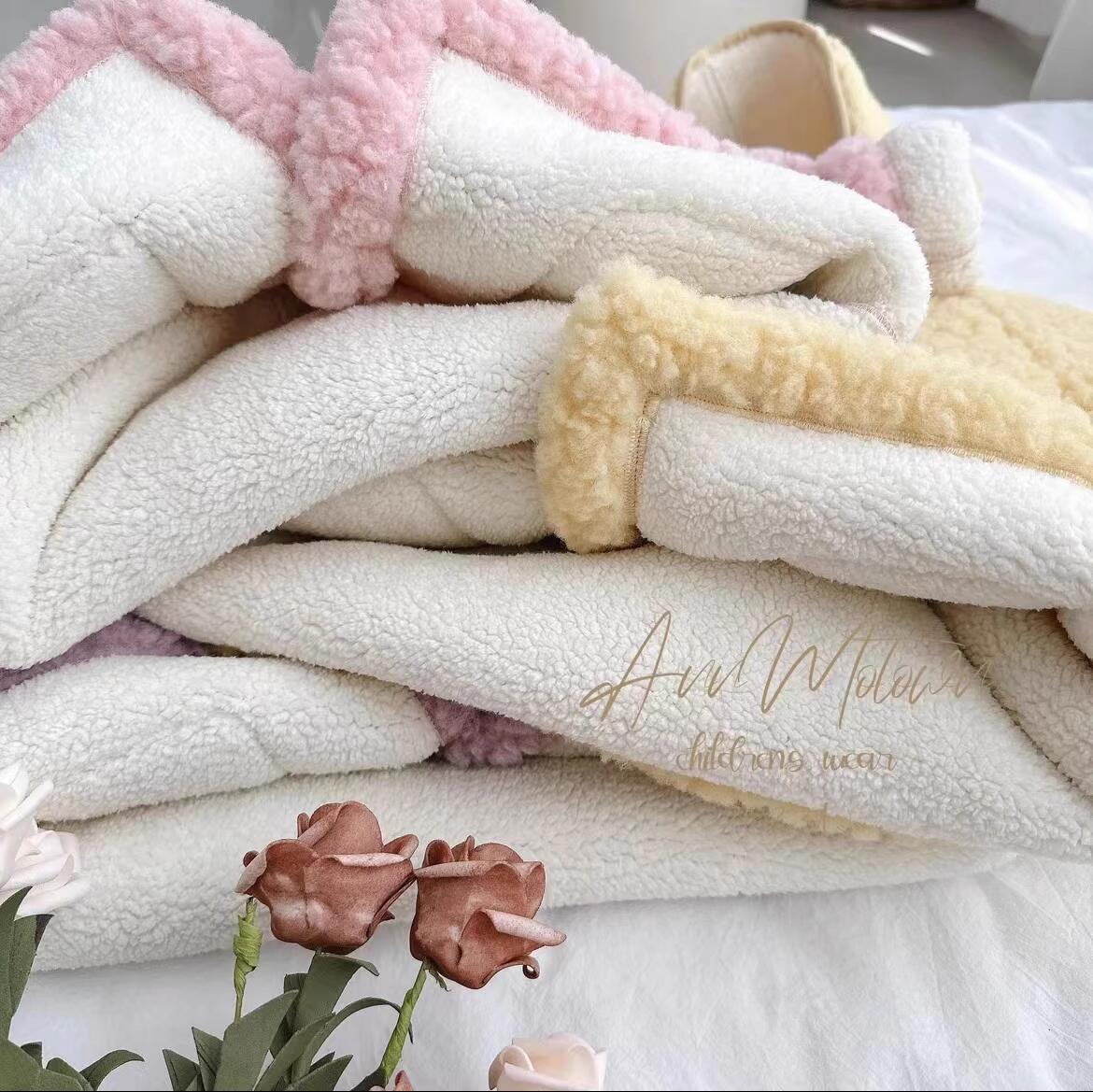 Capa de niñas invierno nuevo terciero grueso 2025 nuevo estilo extranjero con capuchón suéter chaqueta de cordero chaqueta de cachemire