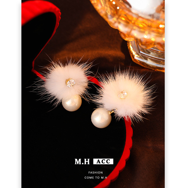 Winter elegant fashionable cute earrings from pearl