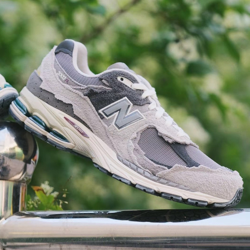 High-Quality Nb2002R Running Shoes in Cloud Gray and Navy Blue with Suede Stitching, Unisex Sports Height-Increasing Dad Shoes