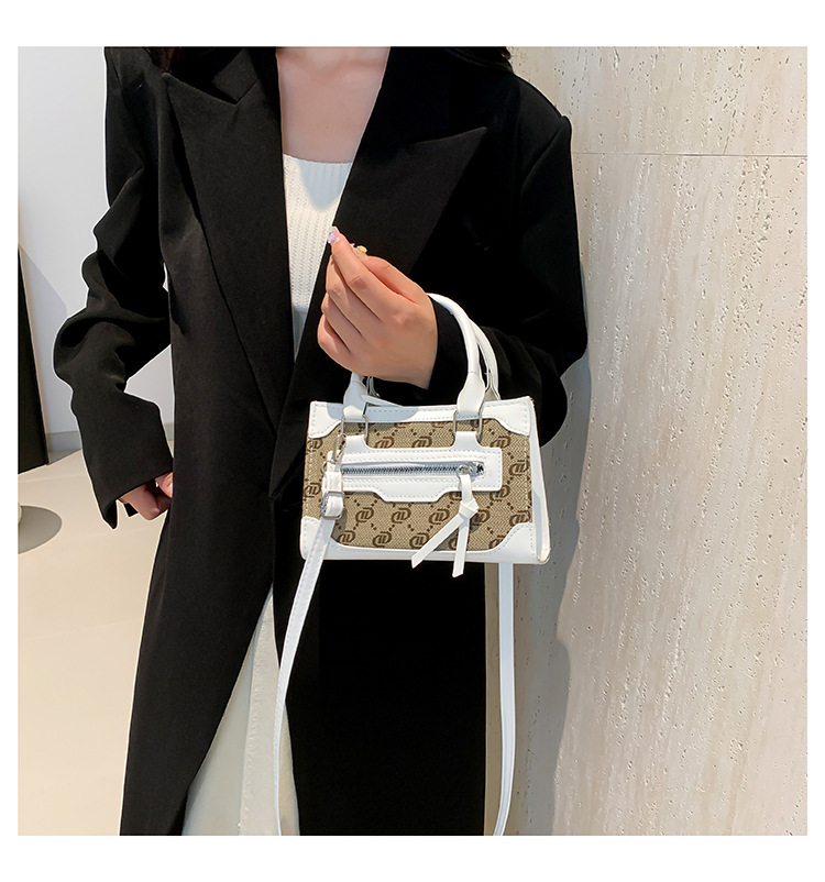 This stylish single-shoulder handbag, with a simple and casual texture, is a new Korean style crossbody small square bag for women in the autumn of 2024 undefined