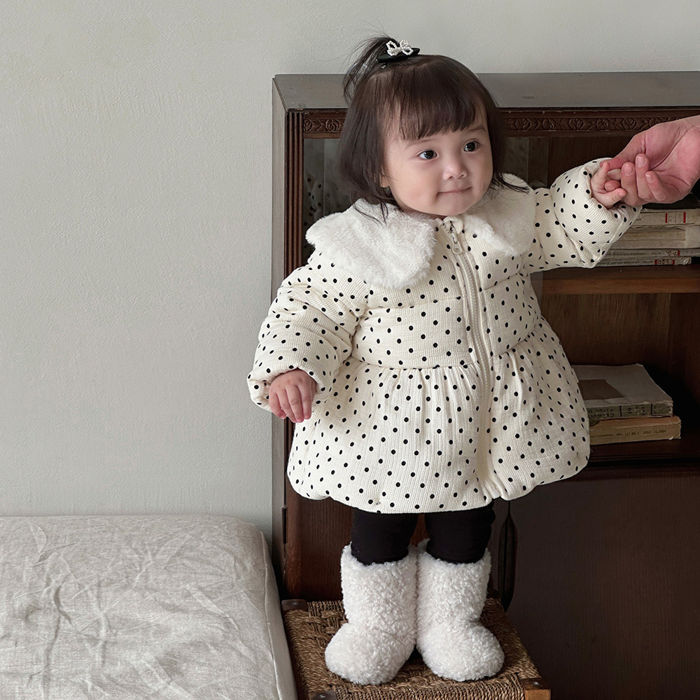 2024 invierno abrigo coreano para bebés y niños pequeños lindo vestido de salida de lunares para niñas chaqueta de algodón de gas extranjero grueso y cálido