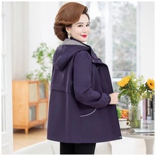 中年妈妈秋装风衣外套短款2024新款中老年女春秋连帽上衣大码遮肚