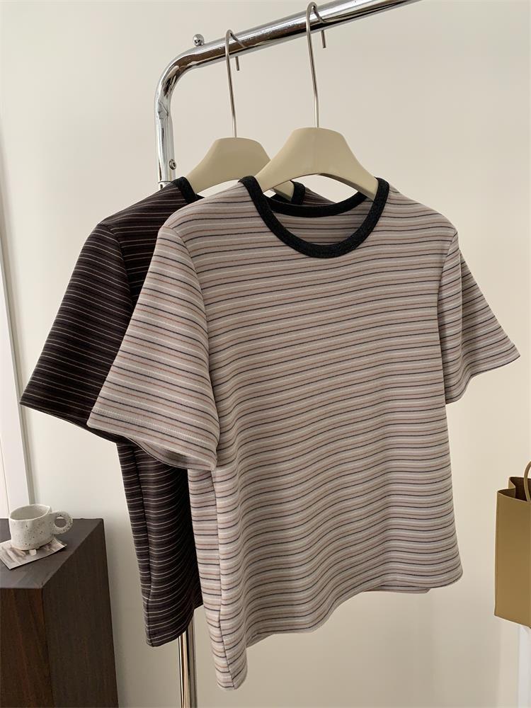 Retro spring body-friendly T-shirt with a round collar