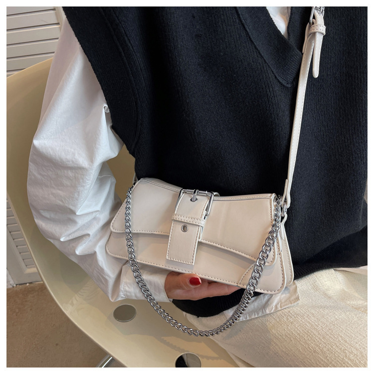 Women's Small Pu Leather Solid Color Vintage Style Magnetic Buckle Shoulder Bag display picture 1