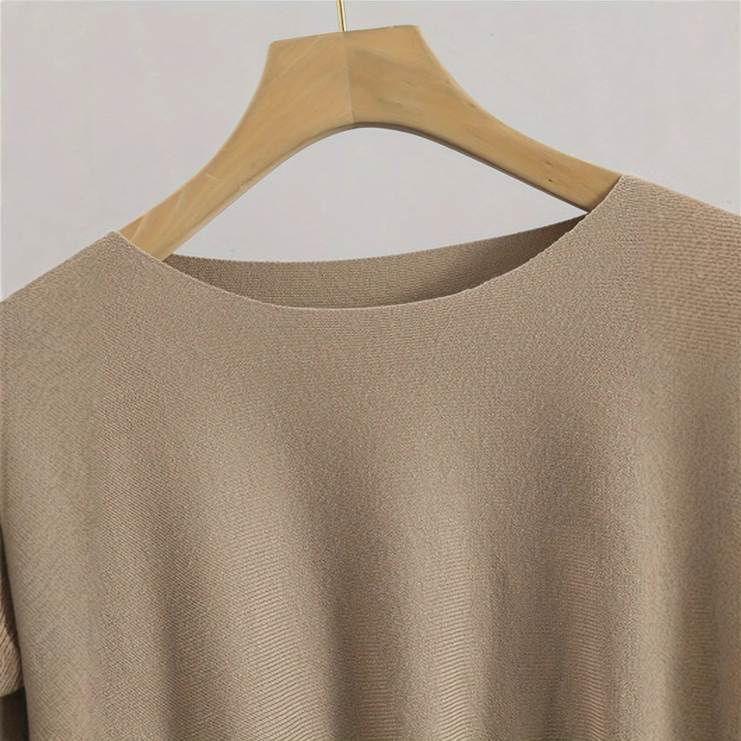 Conjunto elegante de duas peças em malha canelada – saia lápis de cintura alta e blusa por dentro da saia para looks de outono que valorizam a silhueta._voghion.com