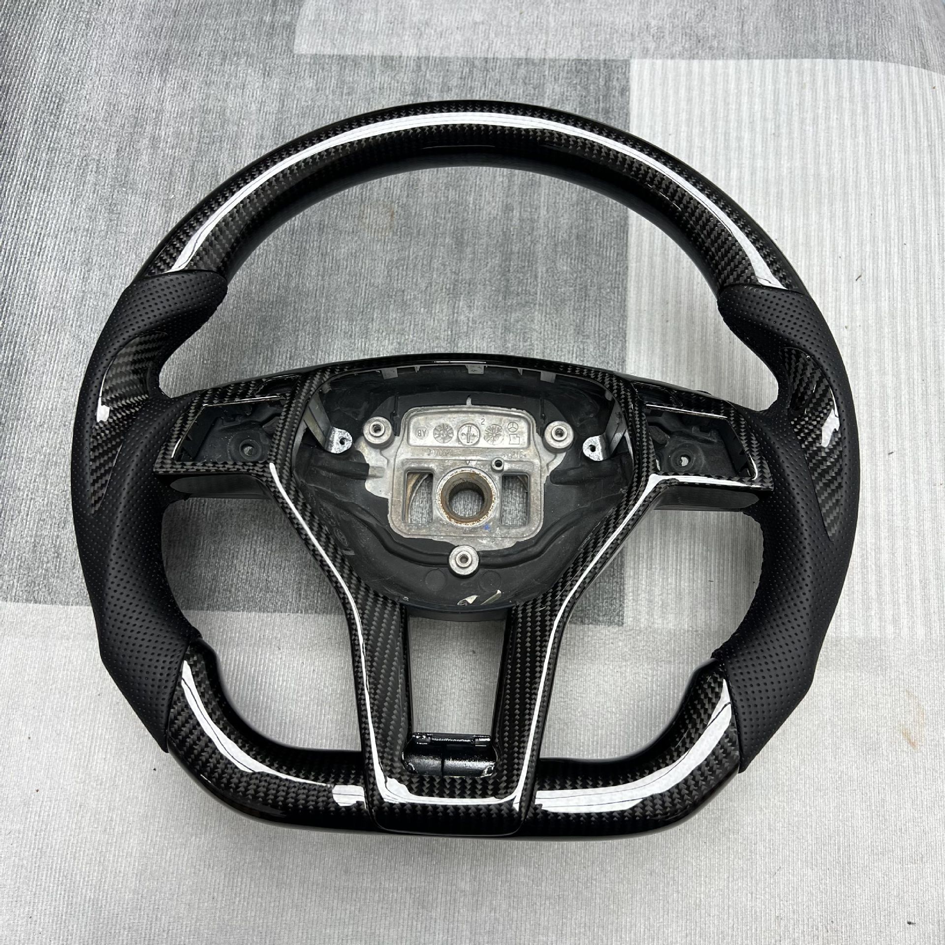 Source Factory Car Steering Wheel Modification, Suitable for Mercedes E-Class Car Carbon Fiber Steering Wheel Processing and Customization