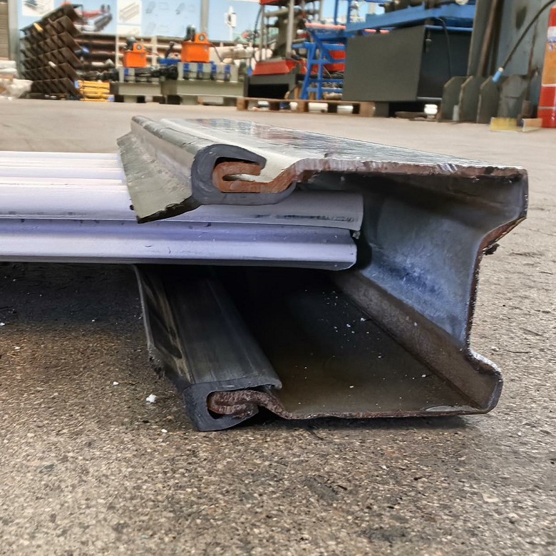 全自动聚氨酯卷帘门用导槽机 带胶条导槽机 出口压瓦机二十年厂家