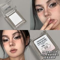 HERORANGE ~ 単色のつや消しのハイライトのアイシャドーの粉の質はきめ細かくて長いです。