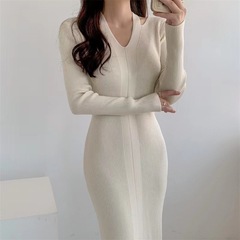 フランスvネックの首のニットのワンピースの女性の秋冬のファッションの婦人服の中で身を修めてお尻のセーターを包んでスカートを打ちます。