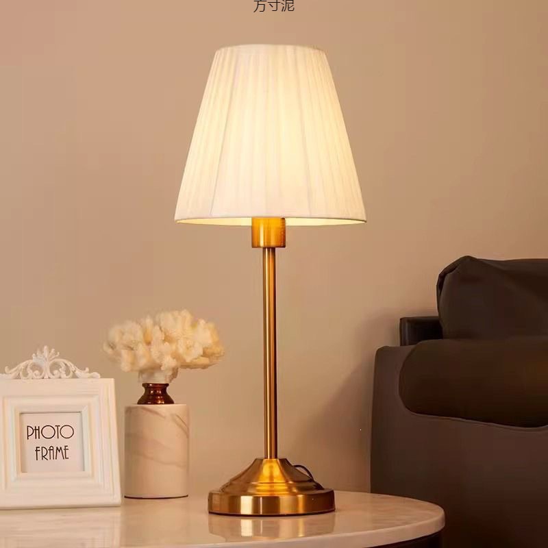 Retro bedroom bedside lamp, Nordic style, light luxury, European modern minimalist creative desk lamp, cozy pull cord small table lamp