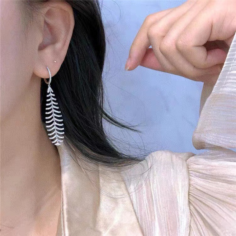 Full bore Feather Ear Studs ins Cold Light extravagance A small minority Design Network Earrings fashion personality Earrings
