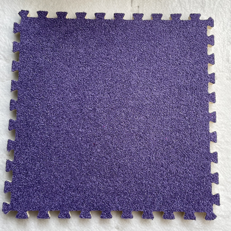 アリの絨毯をつなぎ合わせて、毛の絨毯の泡のマットを敷きます。