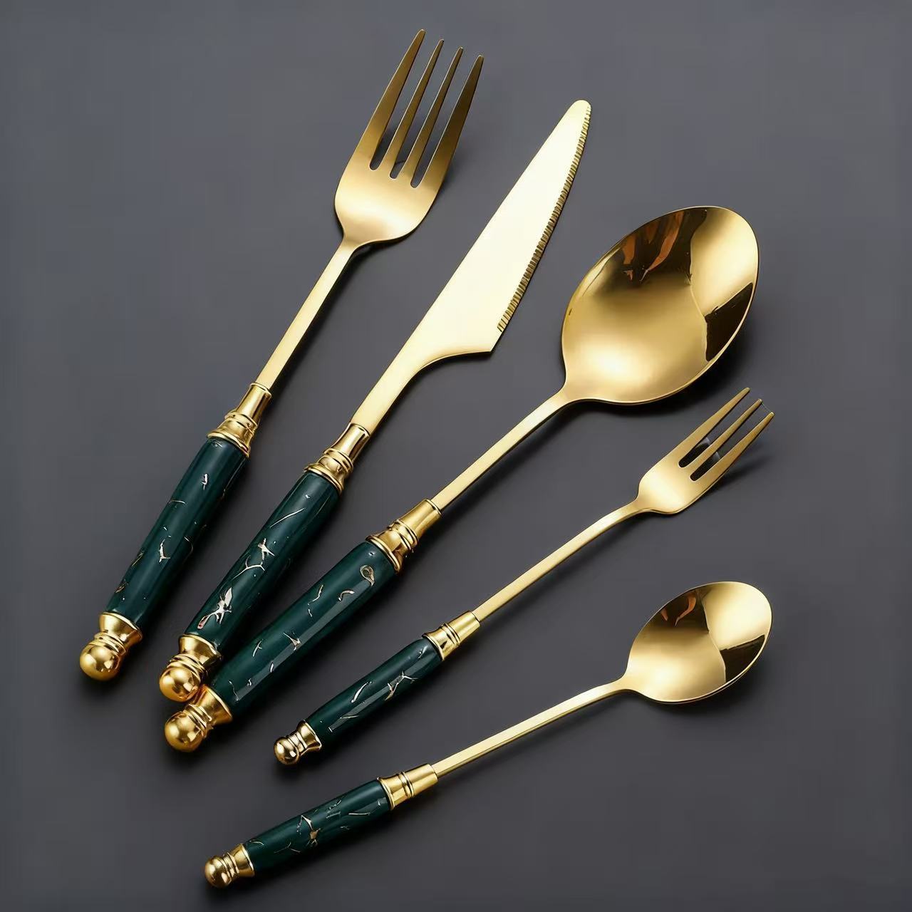 Rvs steakmes en bestekset met marmerpatroon_voghion.com