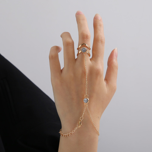 欧美创意连指手饰时尚唯美镶钻镂空V字戒指连体个性手链女批发