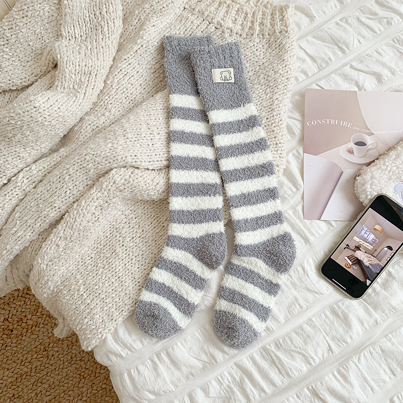 Otoño y invierno calcetines de pantorrilla de lana de coral con calcetines de lana gruesas de tela caliente elevados calcetines de lana de piso para dormir