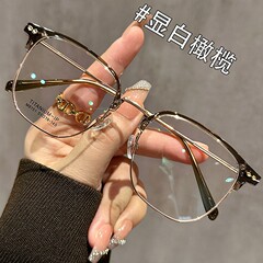 冷たい茶色の半枠のメガネの女性は近視の度数のすっぴんの復古の超軽量を配合して青い光の丸い顔を防ぎます。