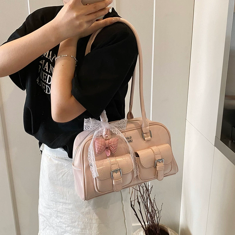 Емкостьат shoulder bag?
