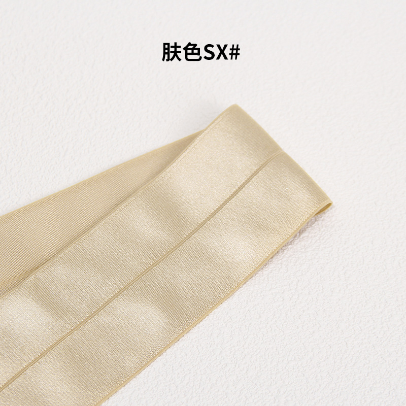 반으로 접힌 피부색 광택 스레드