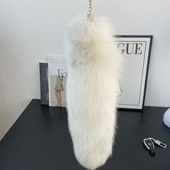 本物のキツネのしっぽがぶら下がっています。キーホルダーに飾られています。