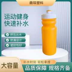 柔らかいプラスチックの押し出し式の水筒に乗って、口をかむスポーツの水筒の屋外のランニングのフィットネスの携帯の自転車の水筒に乗ります。