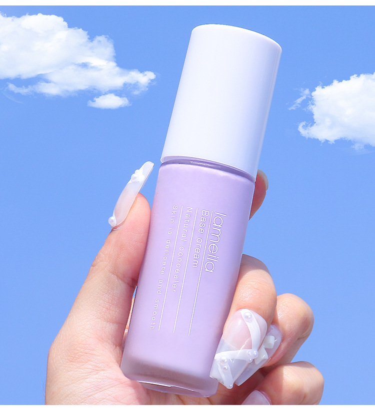 The clear and hydrating isolation cream moisturizes and hydrates without powder clogging, brightens the complexion, and conceals pores. It serves as a primer before makeup and is waterproof and sweat-proof undefined