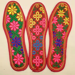 完成品の卸売りの赤い靴の敷き物の男女の新型の小さい花の刺繍の十字の刺繍の花のお祝いの防臭は汗の通気性の厚い代行を吸います。