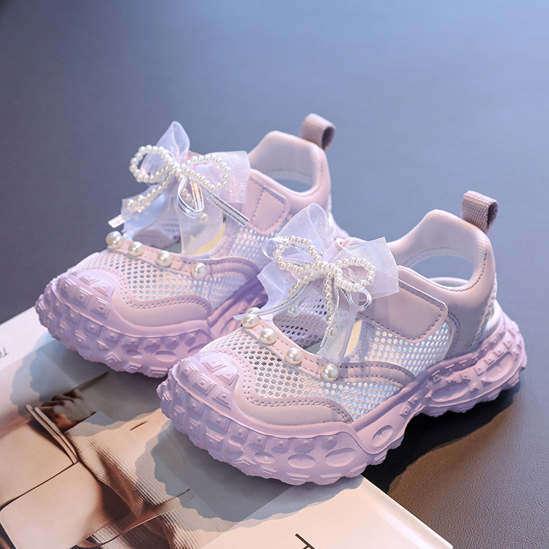 Sandalias deportivas de malla hueca para niñas, novedad de verano 2026, zapatillas versátiles para niños con lazo de perlas y malla.