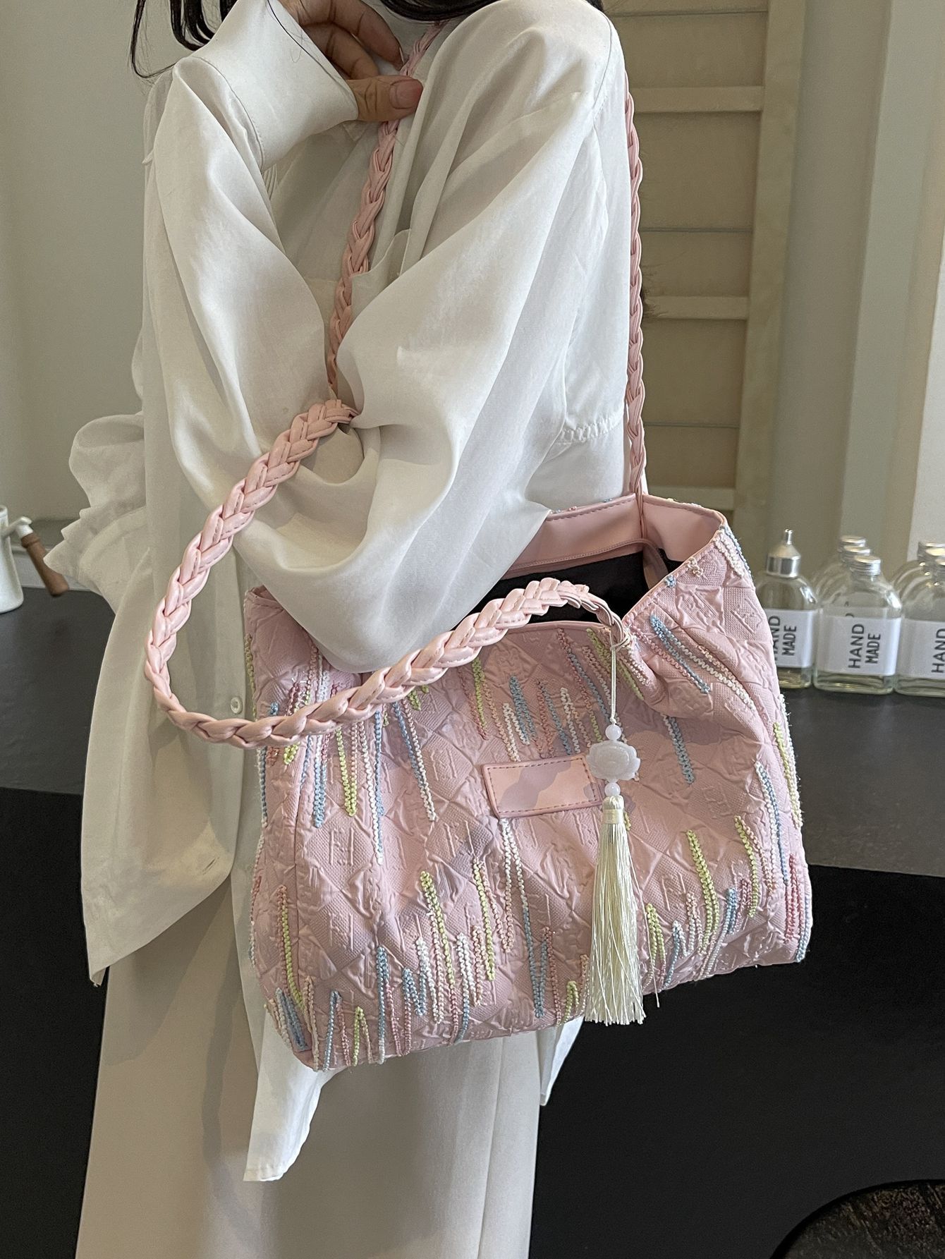 Capacious trend bag