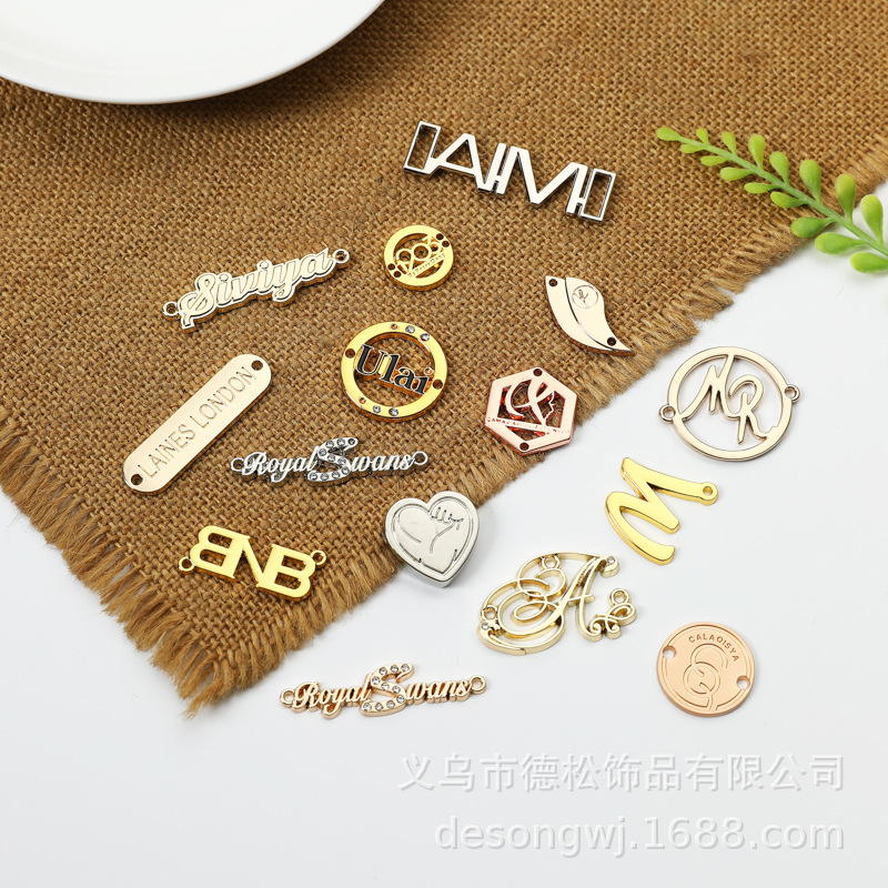 厂家热销帽子手缝字母打孔铭牌袜子金属装饰标志镂空logo五金铭牌