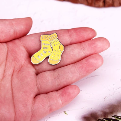 me enamel pin funny nurse – Yaxa sancaqları