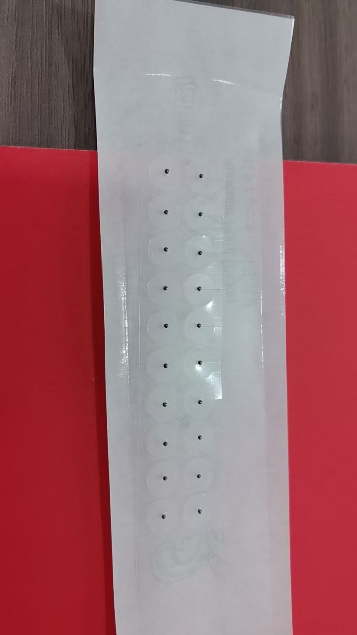 透明な耳はつぼの圧力を貼って、耳の穴を貼って玉を貼って石を貼って金の玉の銀の玉を貼って耳の穴の豆をマッサージして貼ります。