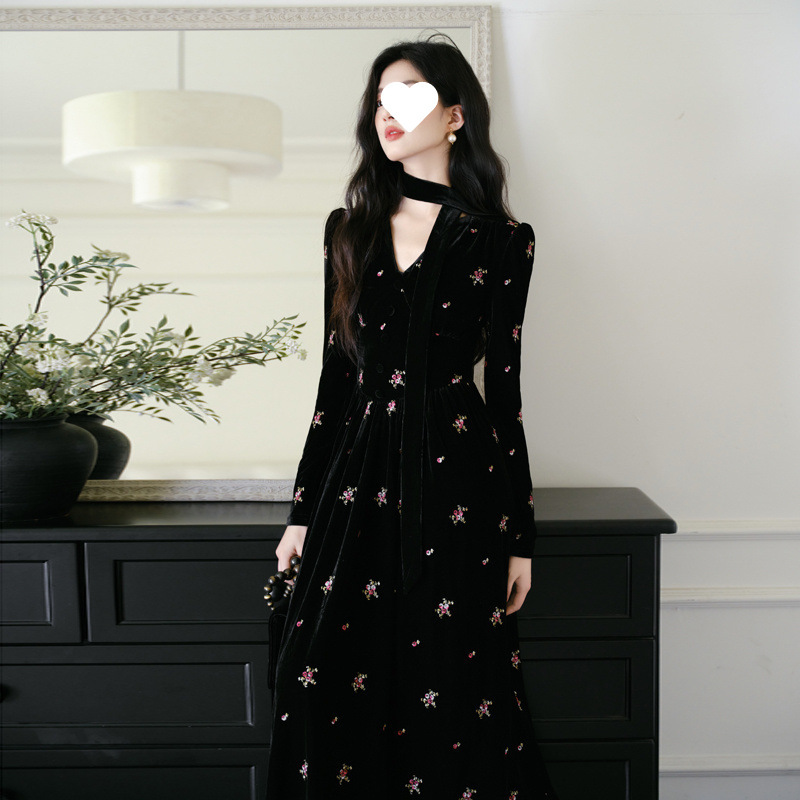 Autumn and winter French retro black velvet dress temperament socialite goddess fan long skirt Autumn and winter French retro black velvet dress temperament socialite goddess fan long skirt