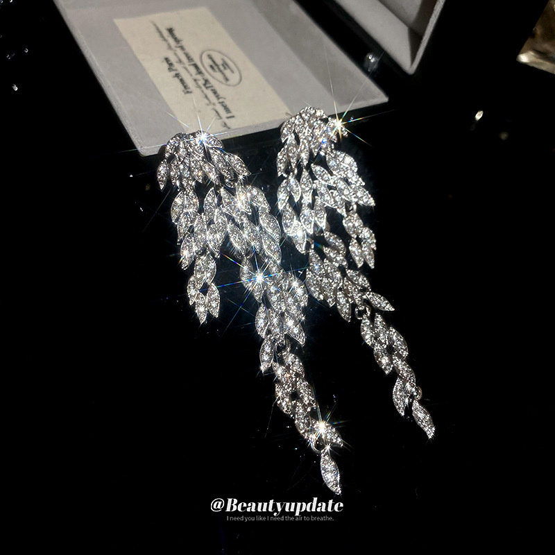 Pendientes de borla de plumas de diamantes largos con aguja de plata Pendientes transfronterizos de nuevo diseño Pendientes ligeros de lujo de alta calidad